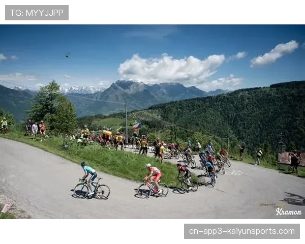 环意自行车赛：车手们在暴雨中穿越斯泰尔维奥山口，能见度不足十米